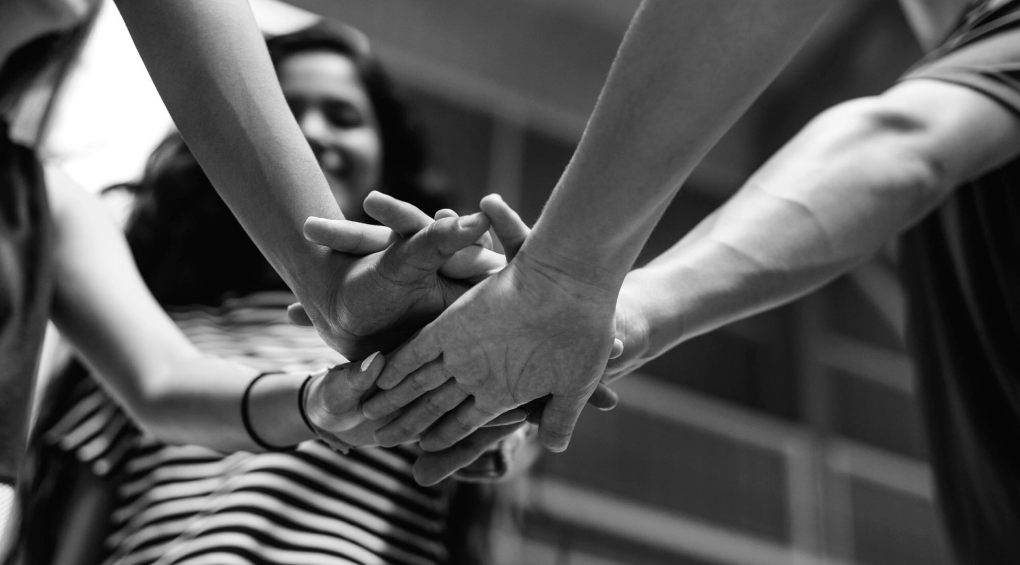 Na adolescência ocorrem grandes conflitos internamente e externamente, para lidar com isso eles buscam seus pares.