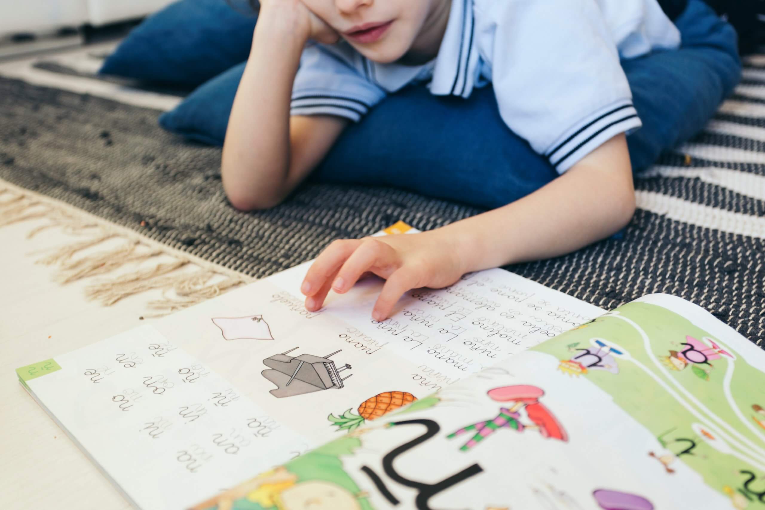 A alfabetização se inicia nos anos iniciais do ensino fundamental, a partir do primeiro ano e o letramento está presente desde a educação infantil.