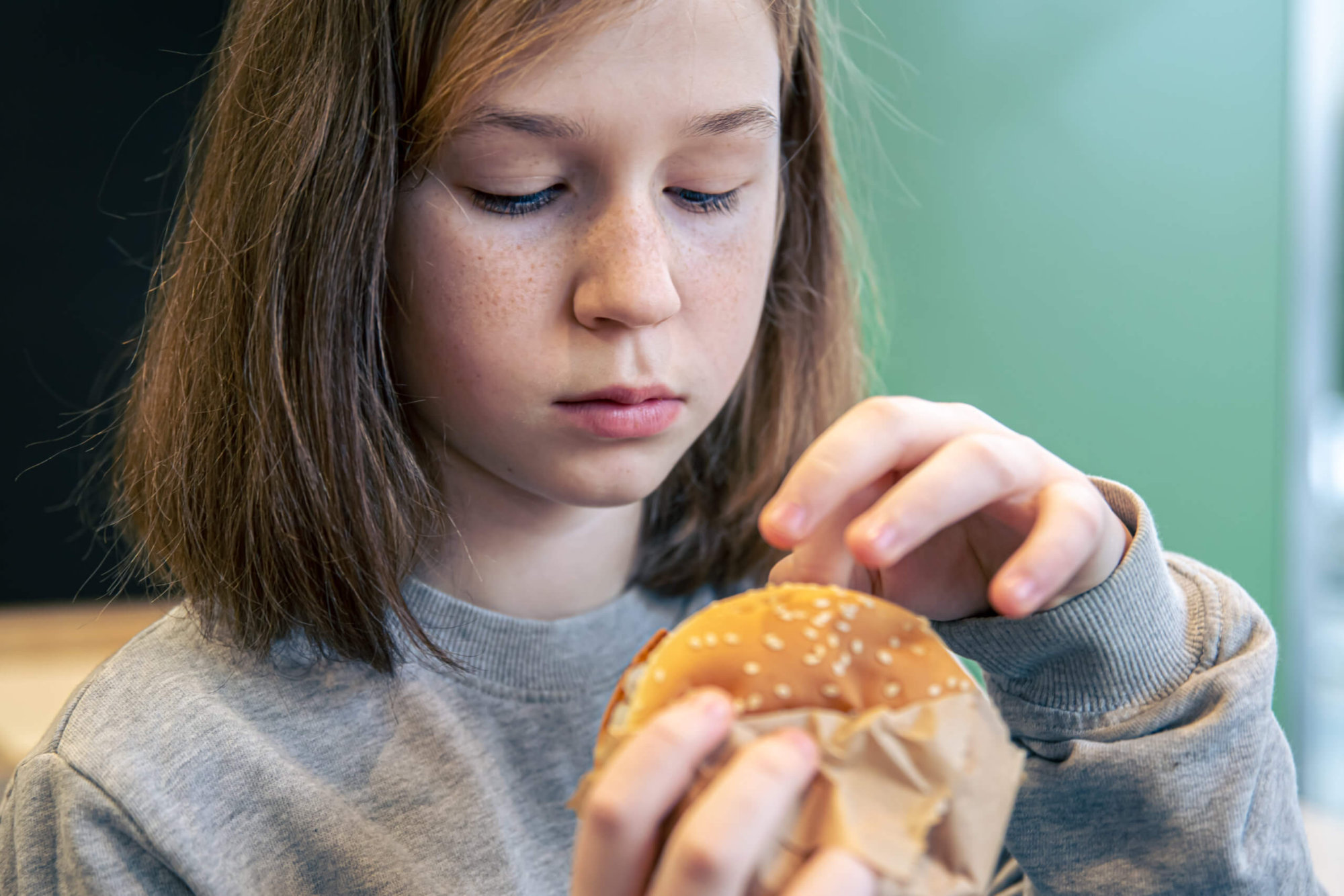 Na infância, as principais causas de alteração nos níveis de colesterol estão ligadas há hábitos de vida pouco saudáveis, como má alimentação, sedentarismo e excesso de peso.