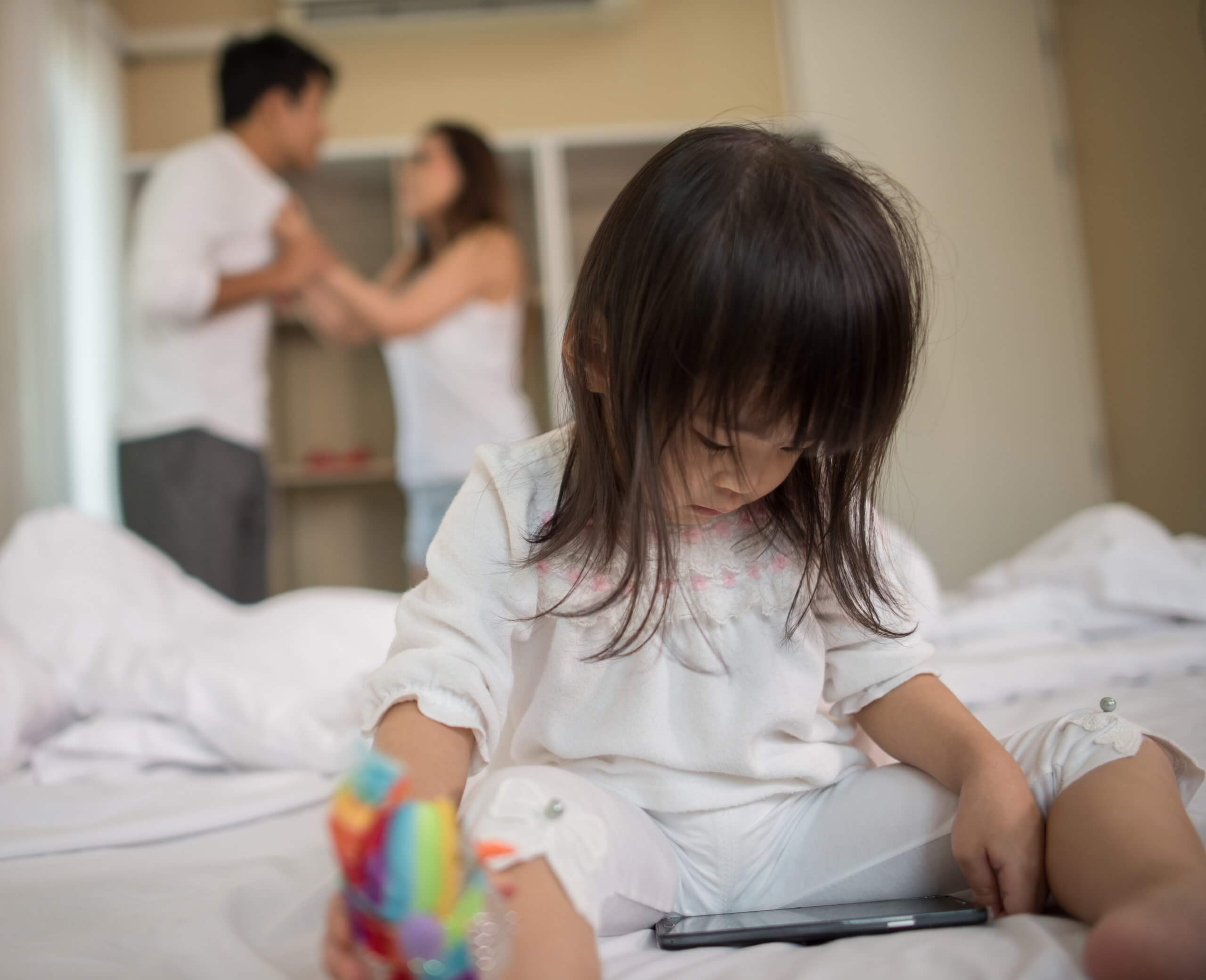 A Depressão infantil normalmente é diagnosticada a partir dos 5 anos de idade e as causas são multifatoriais, um desarranjo cerebral funcional com base na bioquímica, fatores genéticos e ambientais.