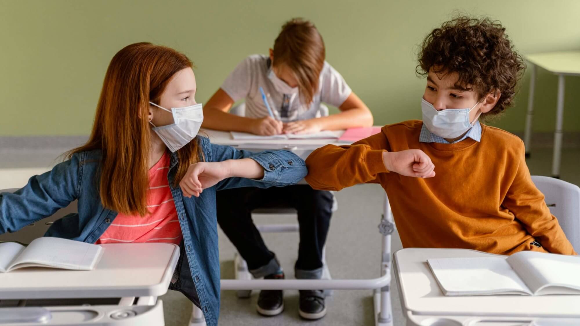 Por ser crianças e estarem na Educação Infantil e Ensino Fundamental, elas não têm a maturidade e responsabilidade para saber estudar em casa