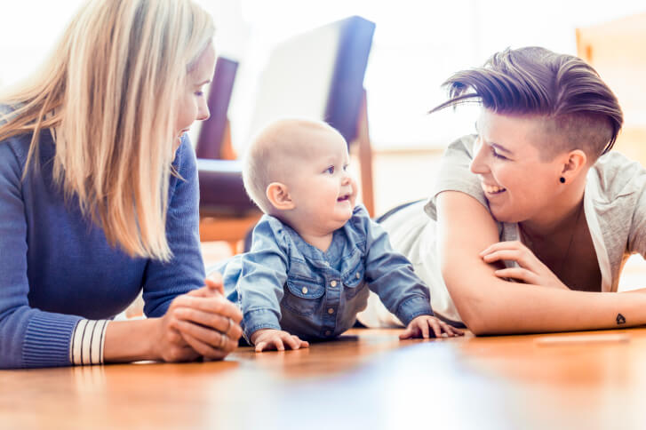 A família homoafetiva é a entidade familiar caracterizada pela união de pessoas do mesmo sexo que se baseia no afeto, amor, respeito e comunhão de vida.