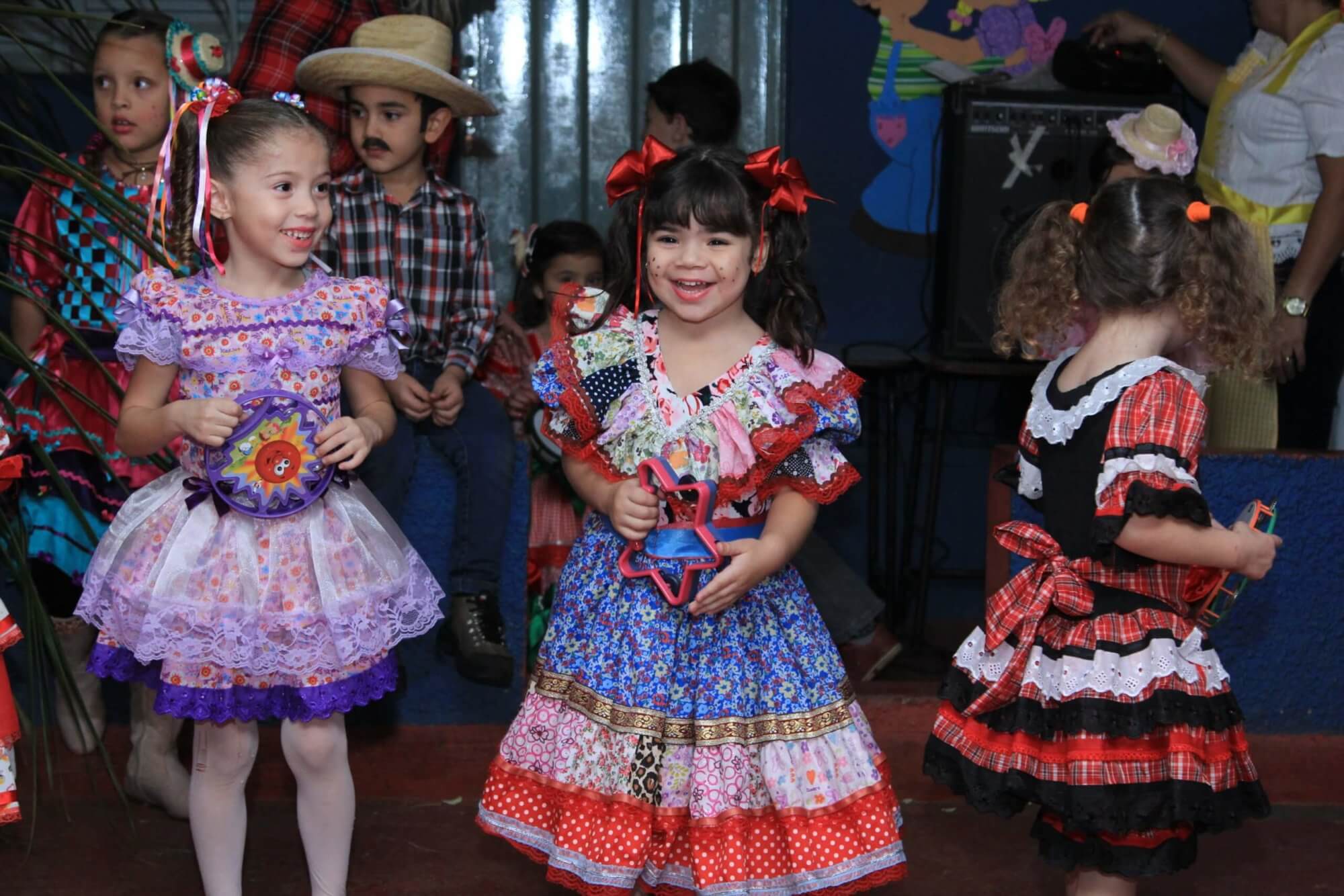 A festa junina acontecia em homenagem, não só a São João (homenageado em 24 de junho), como a outros santos, em especial Santo Antônio (13 de junho) e São Pedro (dia 29).