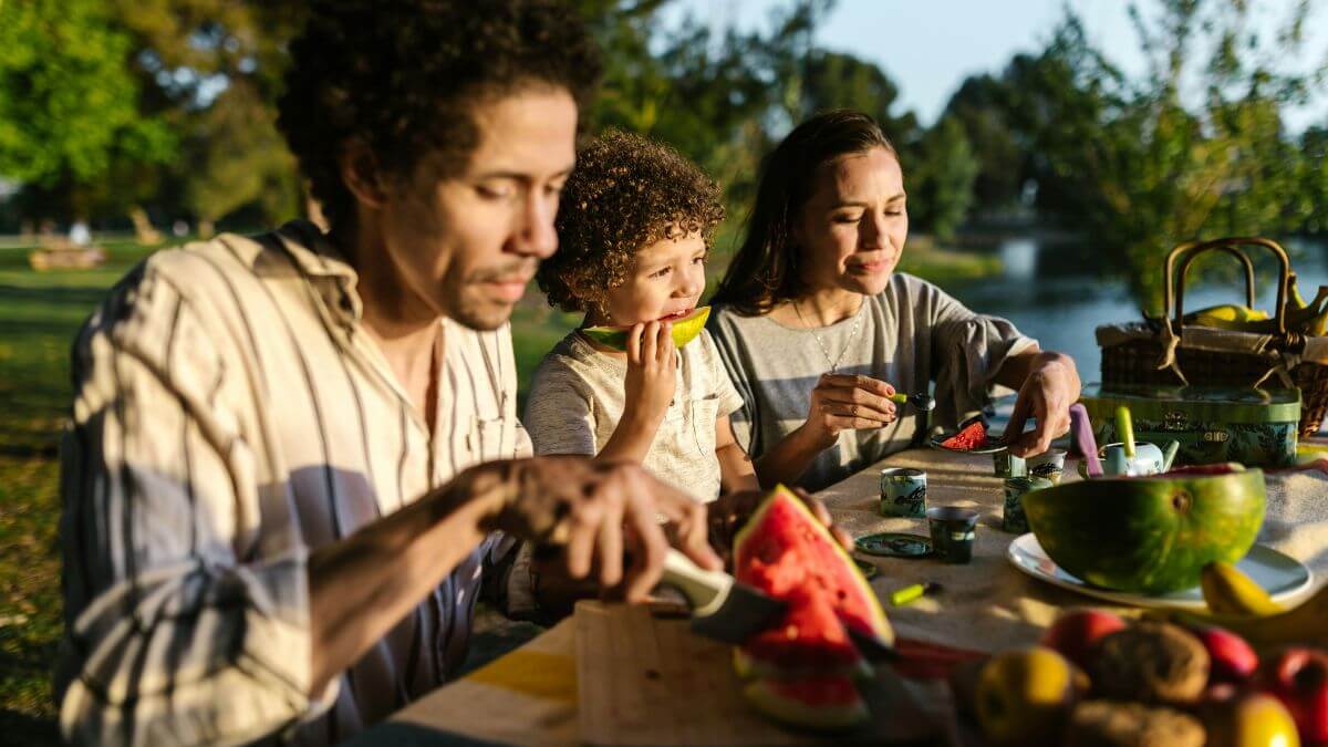 Como a família influencia hábitos alimentares infantis.
