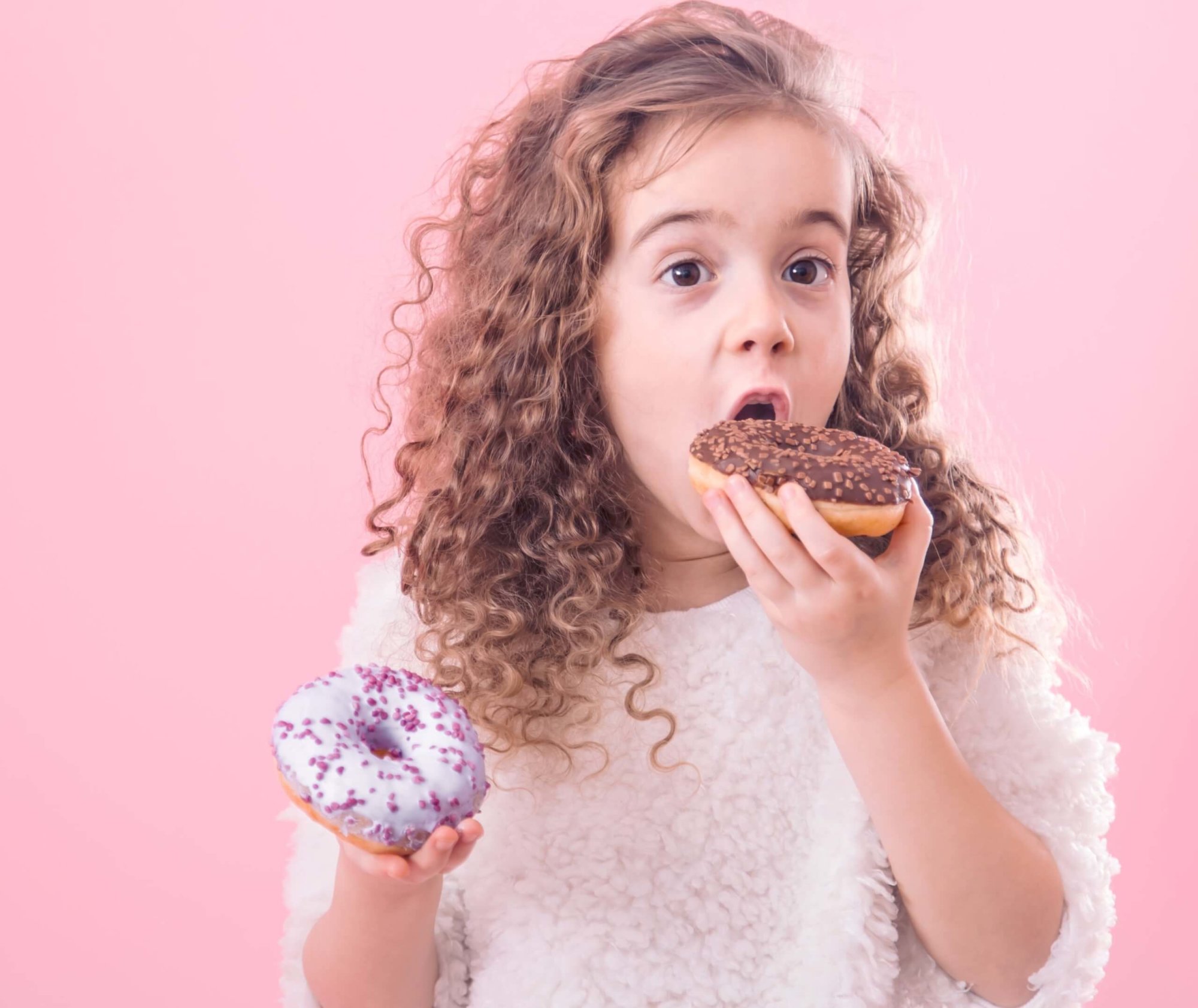 O tratamento da obesidade infantil dever incluir alteração de forma geral na postura familiar e da criança, em relação aos hábitos alimentares, tipo de vida, atividade física e reeducação alimentar.