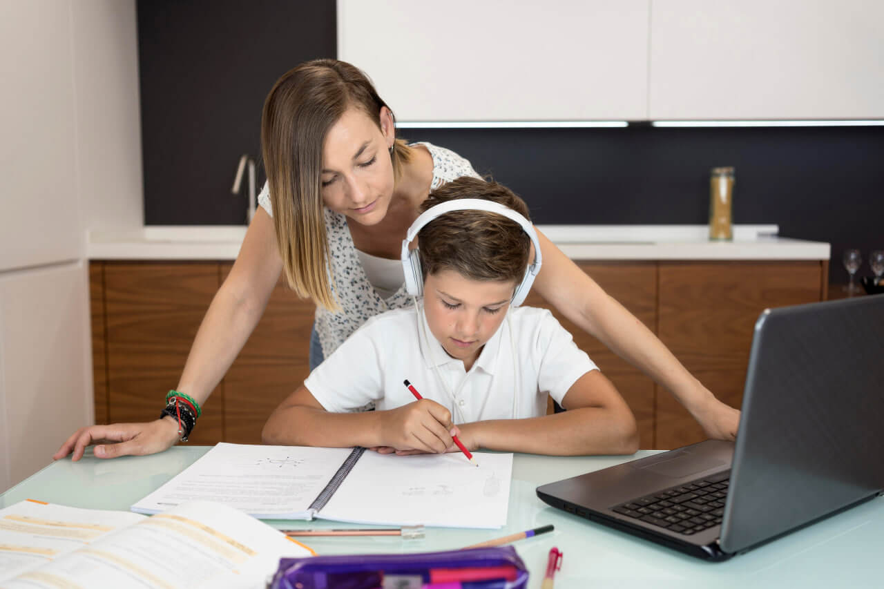 O homeschoolingé uma forma de ensino, aceita e praticada em muitos países, e tem aumentado cada vez mais o número de famílias que estão adotando esse estilo de ensino.